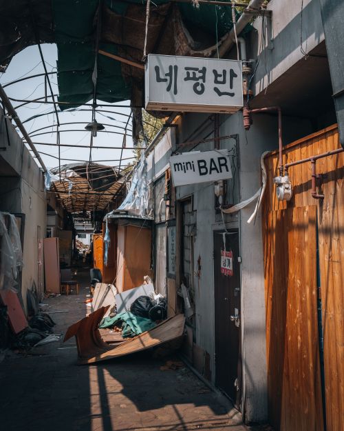 Free Explore an abandoned alleyway in Seoul, capturing its dilapidated charm and forgotten urban stories. Stock Photo