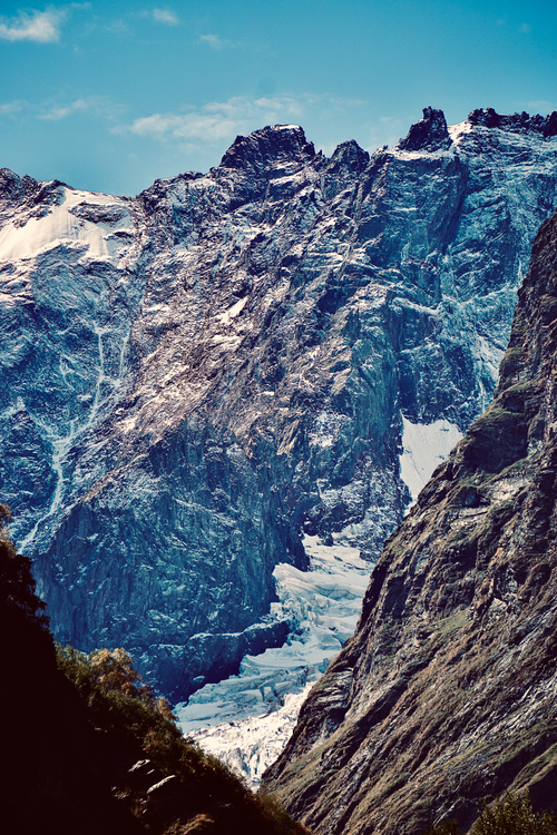Free Stunning mountain range with snow and rugged peaks under a clear blue sky. Stock Photo