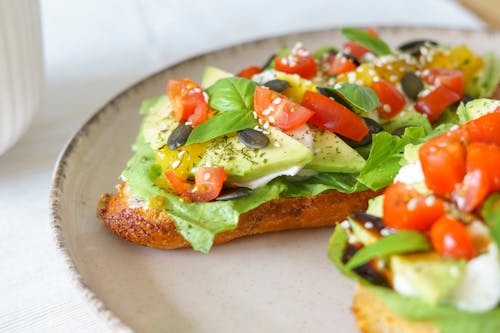 Kostenloses Stock Foto zu avocado toast, essen, essensfotografie