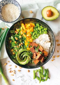 Bol de quinoa aux légumes rôtis avec sauce citron-tahini