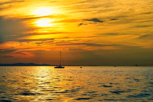 Immagine gratuita di barca, cielo giallo, corpo d'acqua