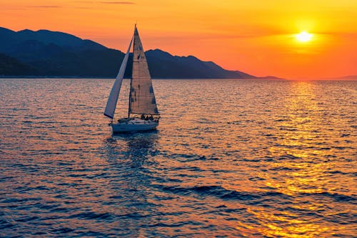 Immagine gratuita di acqua, alba, barca a vela