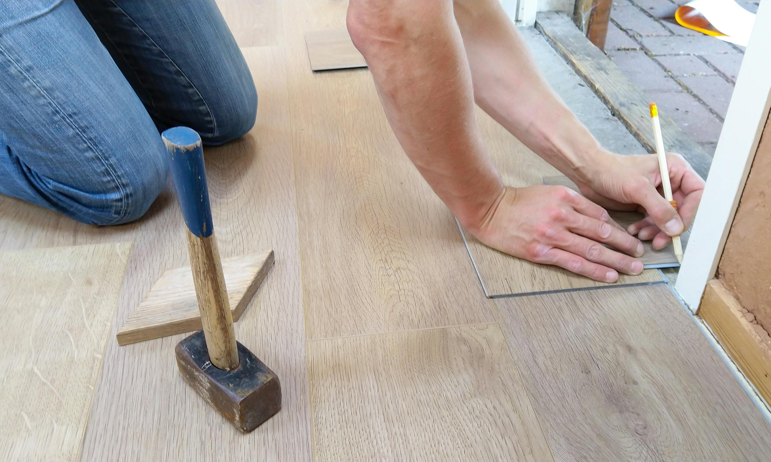 Artisan pose de parquet