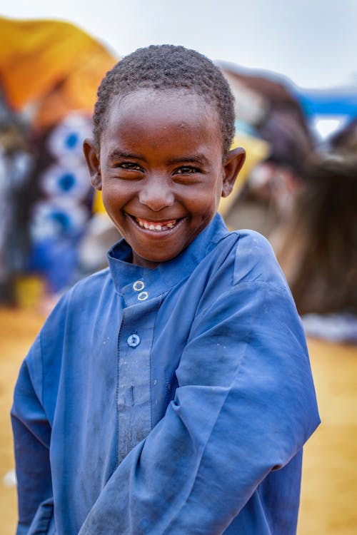 Gratis stockfoto met afro-amerikaanse jongen, detailopname, dichtknopen