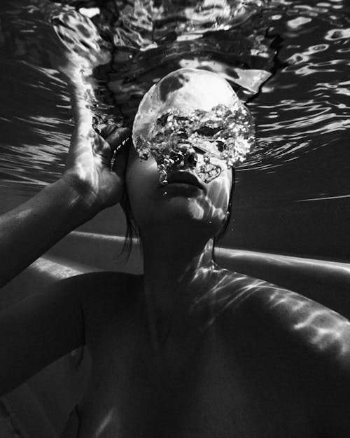 Foto profissional grátis de bolha, embaixo da água, escala de cinza