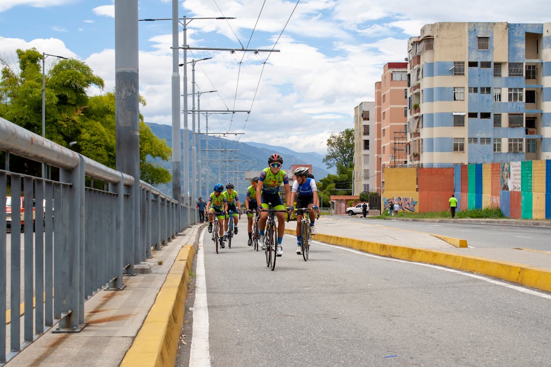 Základová fotografie zdarma na téma bikeři, cyklisté, ježdění na kole