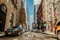 纽约市的街景充满活力，遍布着摩天大楼和城市生活气息