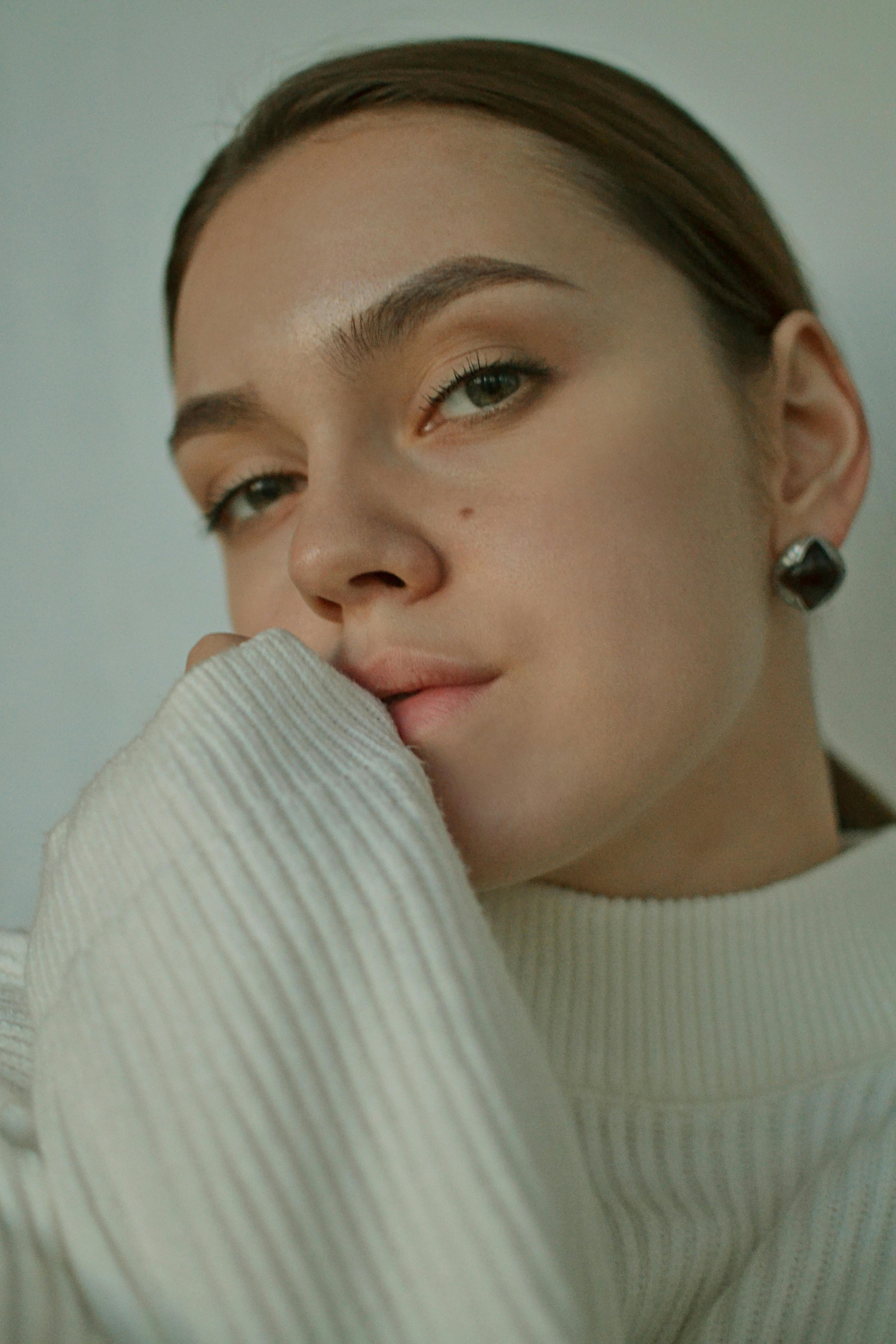 bezplatná Základová fotografie zdarma na téma bílý svetr, detail, elegance Základová fotografie