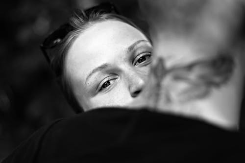 Фотография женщины в оттенках серого