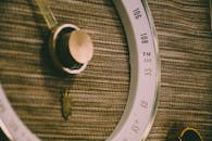 古董收音机调音盘的复古设计细节特写