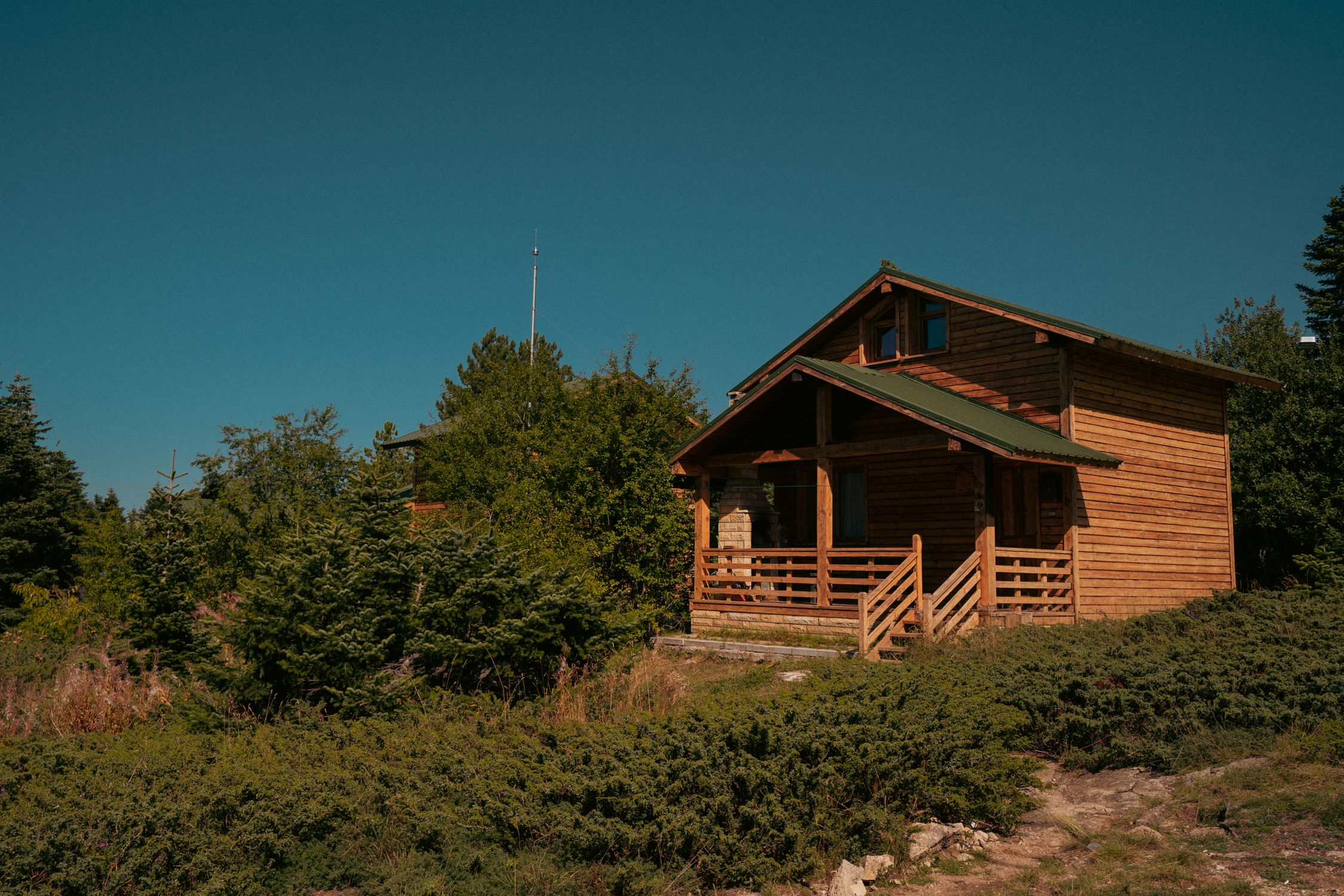 Charming wooden cottage surrounded by lush greenery in rural Bursa, Turkey. Perfect for a tranquil getaway.