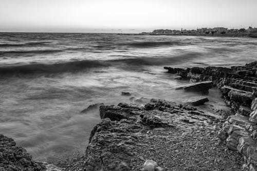Foto profissional grátis de fotografia em escala de cinza, mar, oceano