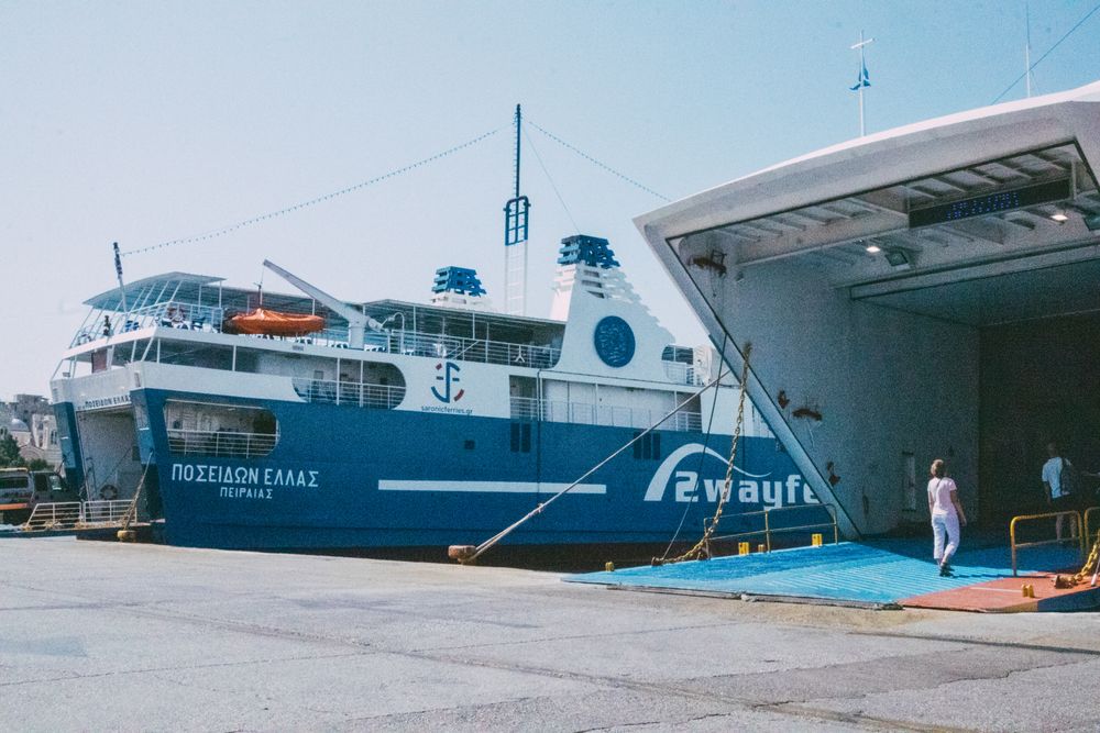 Ferry navegando entre las islas griegas