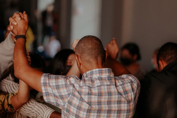 100% free religious dating sites – community gathered in prayer together