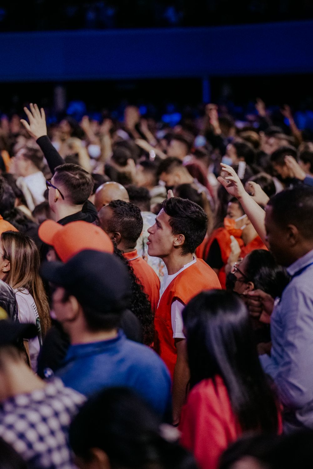 Een volle zaal bezoekers tijdens een concert