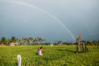 在菲律宾工作的农民的绿地上划过一道彩虹