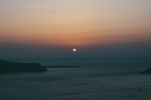 Free A tranquil ocean scene during sunset with vibrant sky hues and calm waters, perfect for relaxation themes. Stock Photo
