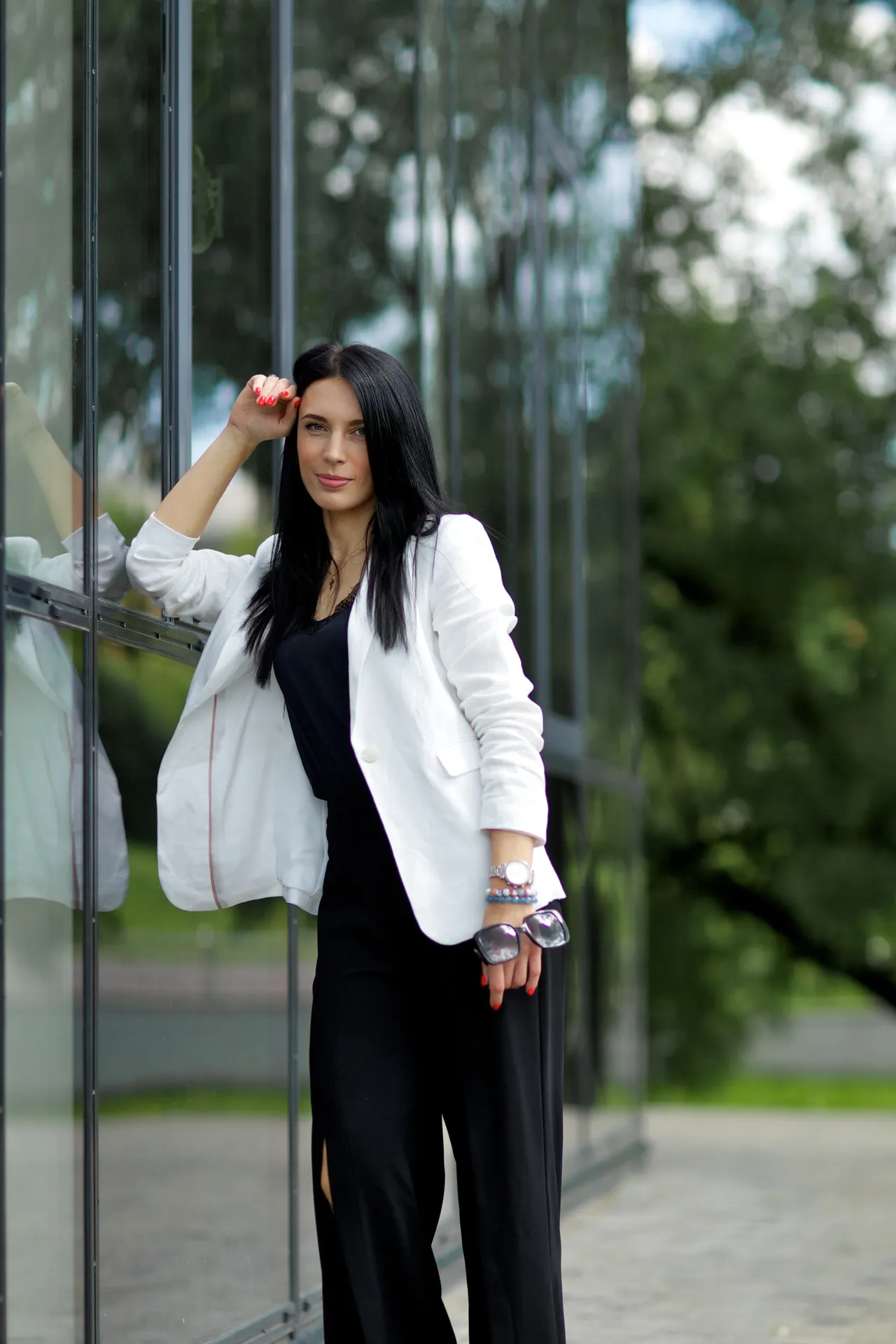 blazer-tailored-trousers-business-airport Woman in a white blazer with black tailored trousers, a business airport outfit idea