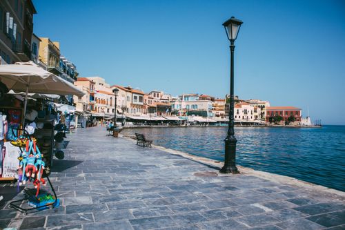 Free A serene seaside promenade lined with vibrant buildings and a streetlight. Perfect for travel themes. Stock Photo