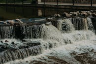 岩石上天然瀑布倾泻而下，营造出宁静的户外环境