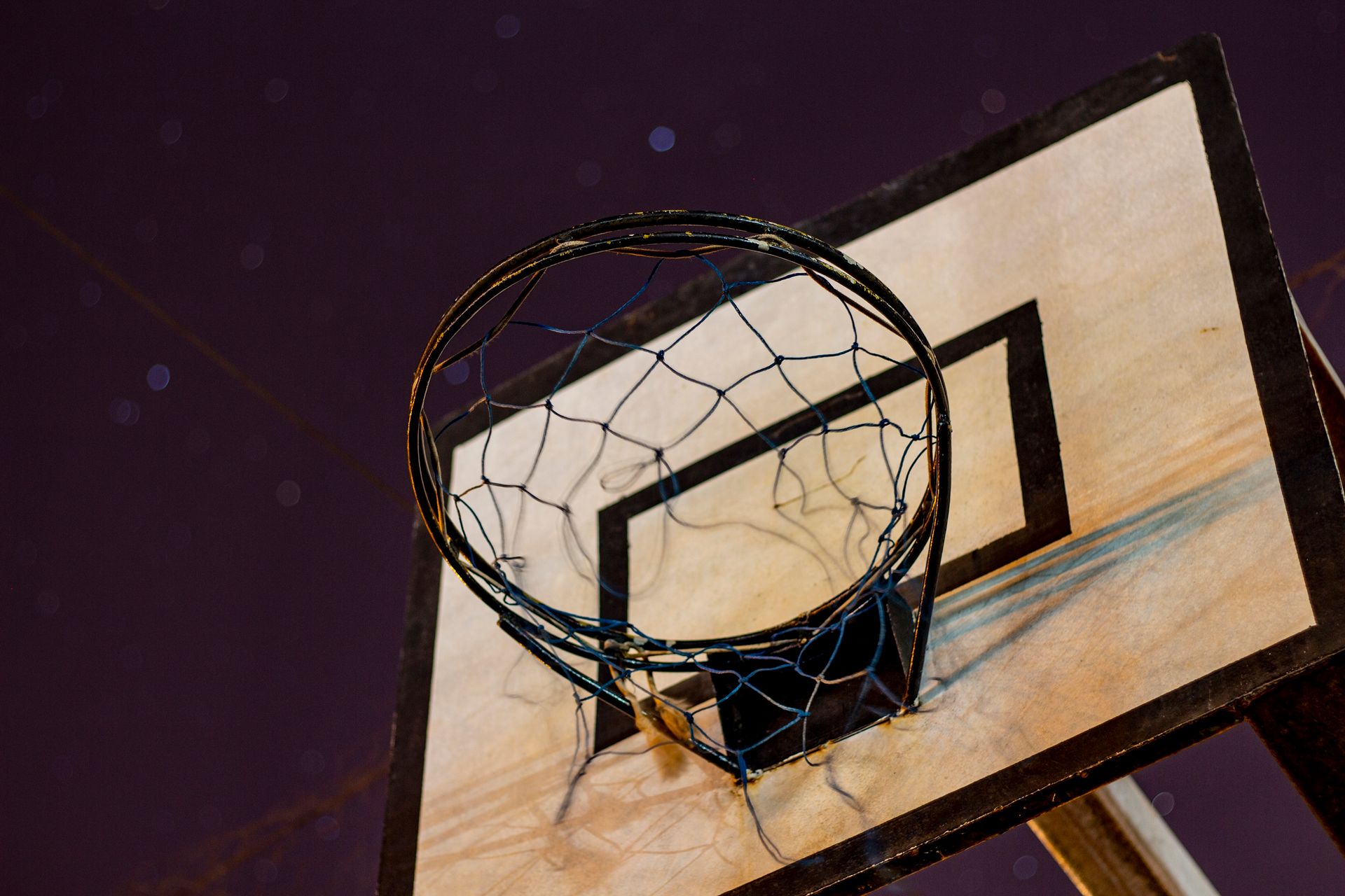 Maç saatlerinde aydınlatılmış basketbol sahası