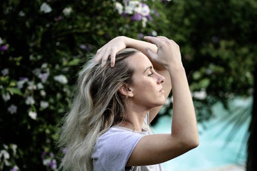 Fotos de stock gratuitas de arreglando el cabello, azul, belleza
