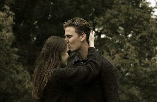 Darmowe zdjęcie z galerii z całowanie, chłopak i dziewczyna, dotyka