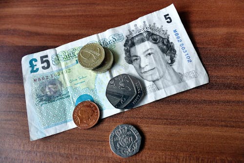Free Банкнота 5 фунтов с пятью монетами Stock Photo