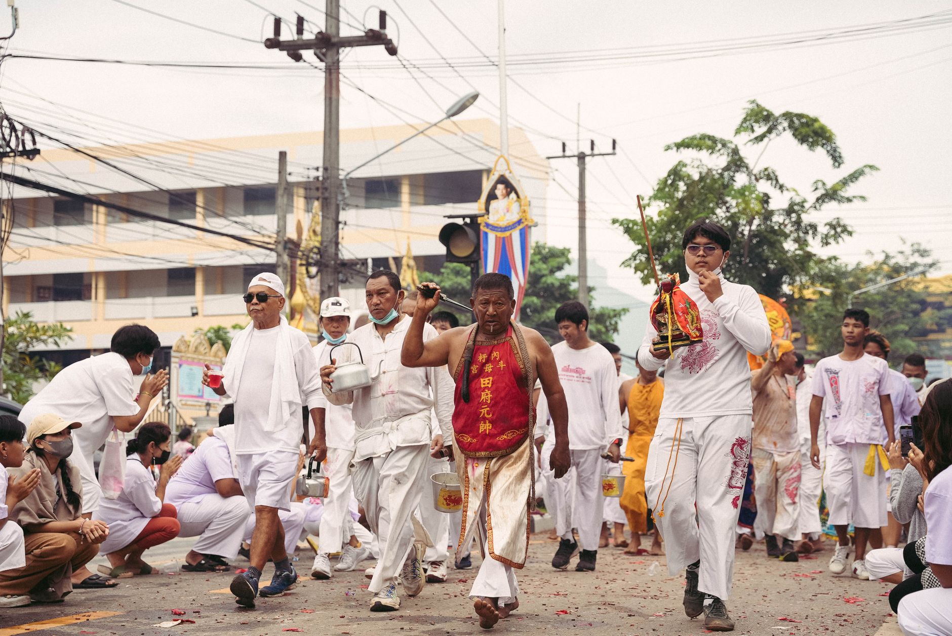 Tayland'da vejetaryen festivali sırasında tapınakta düzenlenen tören