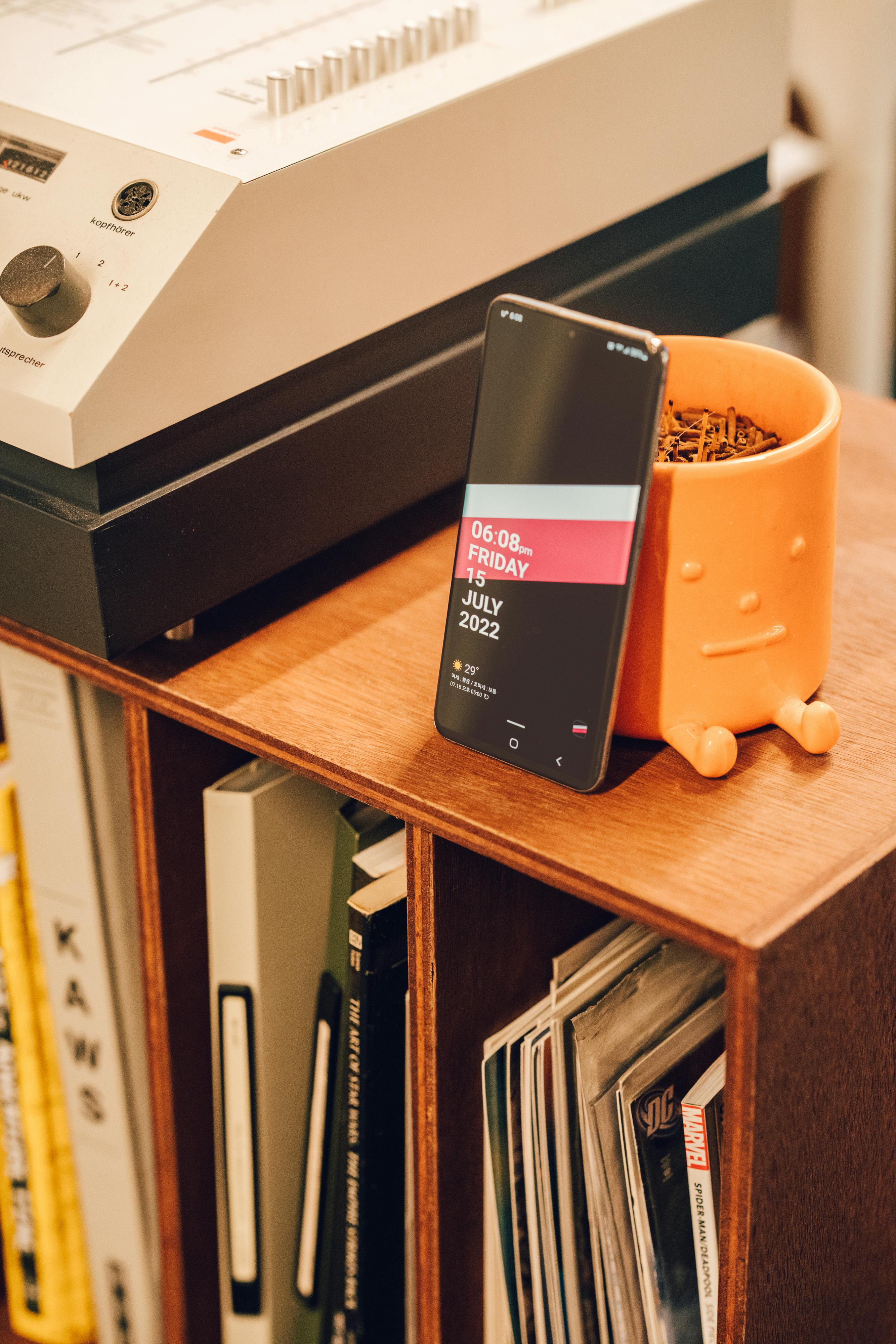 Kostnadsfria Smartphone Med En Kalender Som Visas På Pekskärmen  Stock foto