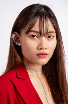 一位身着红衣、佩戴珠宝的美丽年轻女子的特写肖像