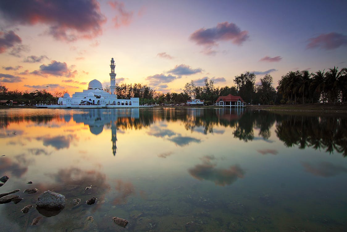 grátis Mesquita Branca Perto De Corpo D'água Foto profissional