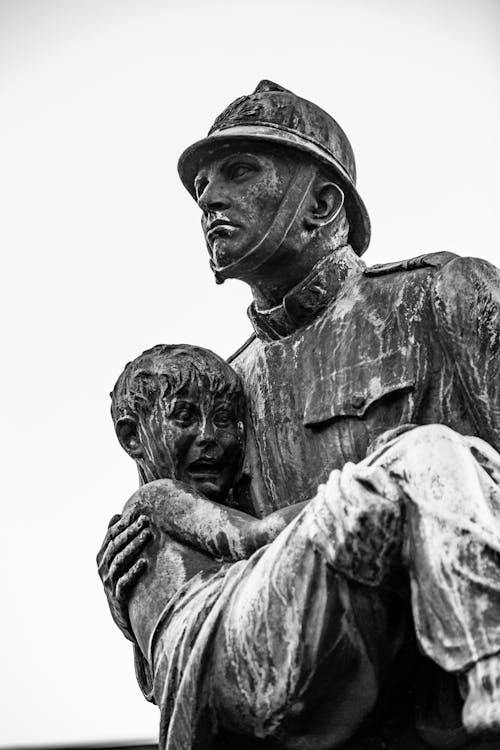 Free Grayscale Photo of Man and Woman Statue Stock Photo