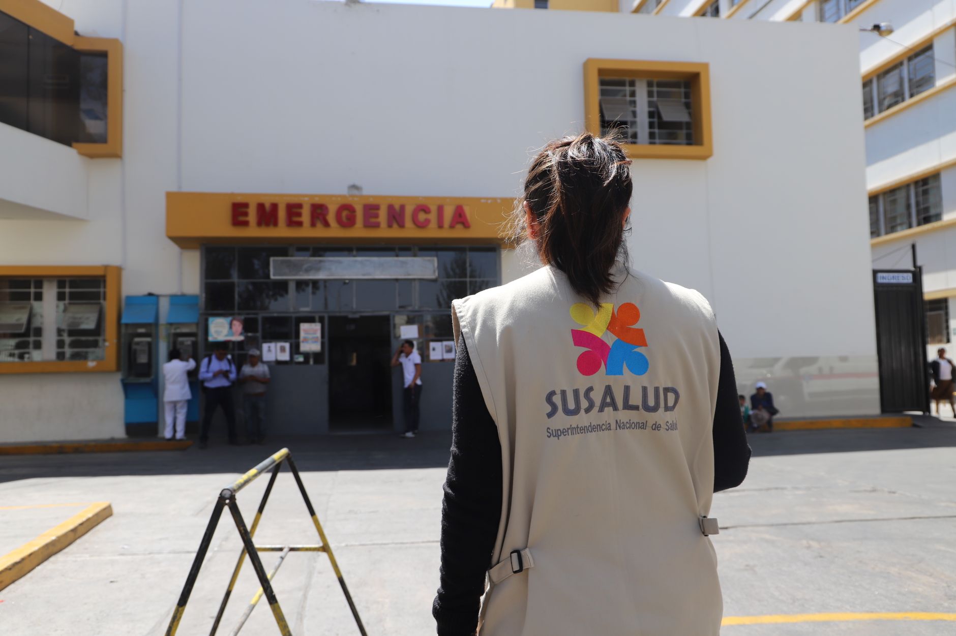 Paisaje urbano y natural de América del Sur, representando la comunidad y el entorno local