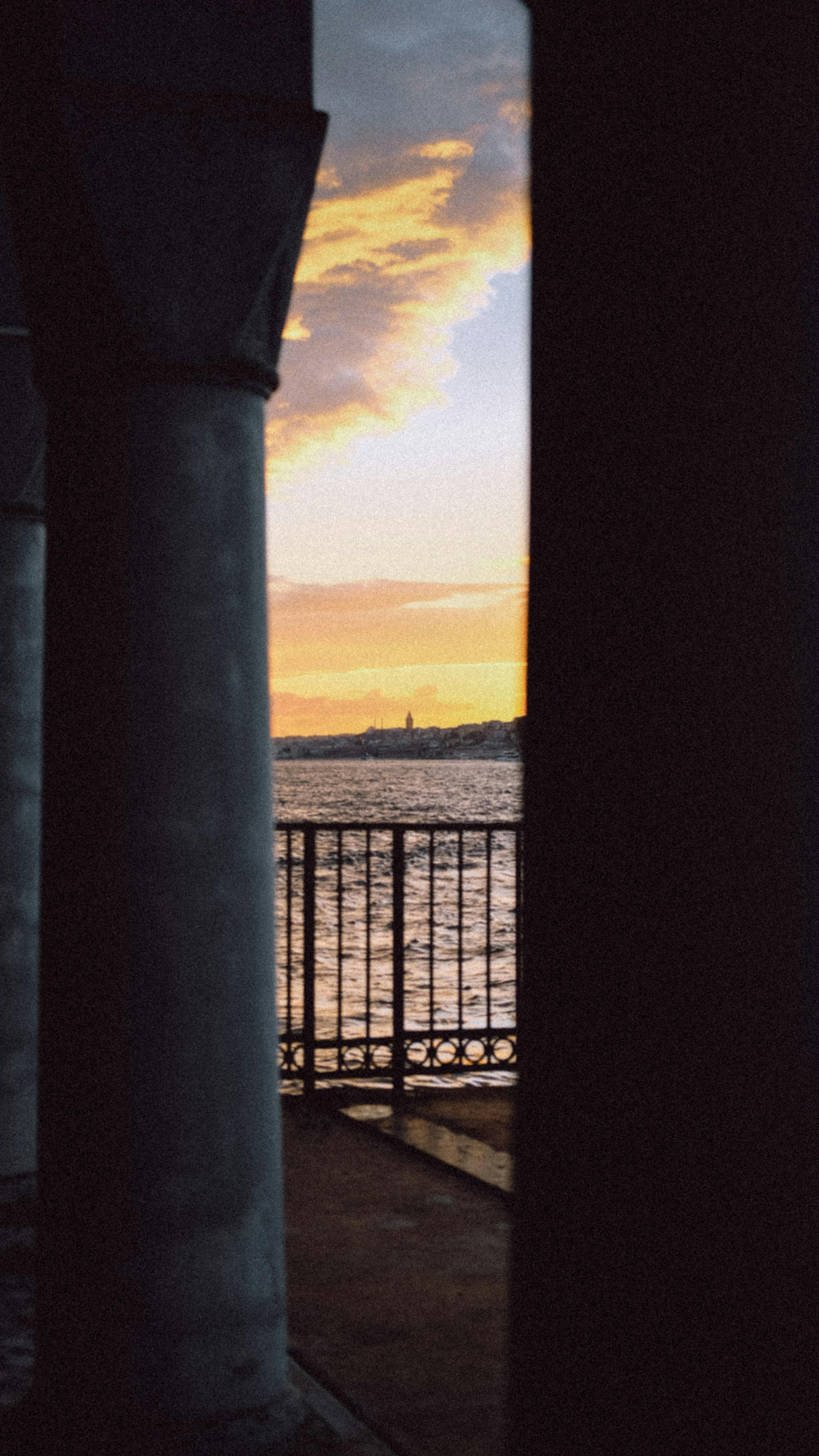 Smartphone op klein statief maakt landschapsfoto's bij zonsondergang