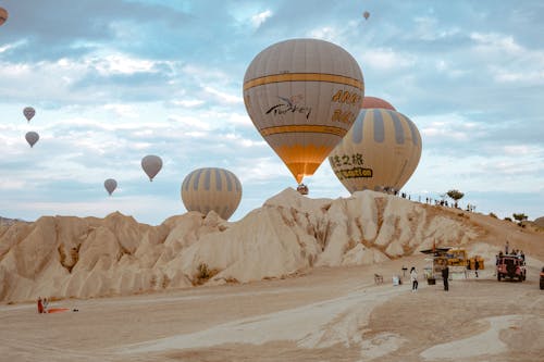Immagine gratuita di cappadocia, cielo azzurro, dirigibile