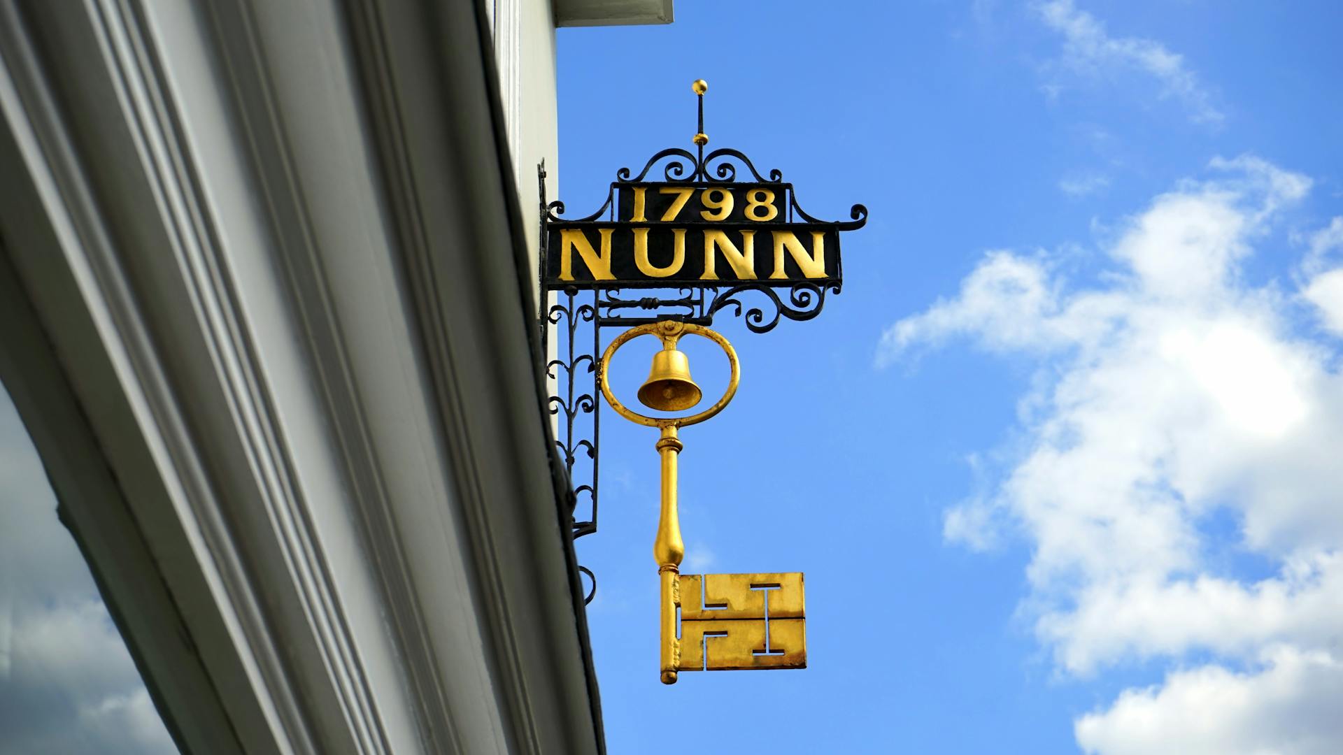 Gold 1798 Nunn Signage