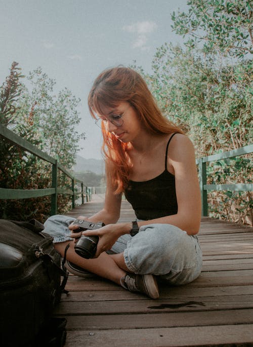 Fotobanka s bezplatnými fotkami na tému človek, fotoaparát, sedenie