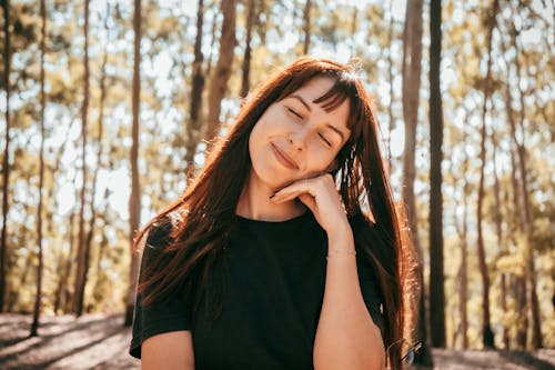 Fotobanka s bezplatnými fotkami na tému čierna blúzka, kaukazský žena, nosenie