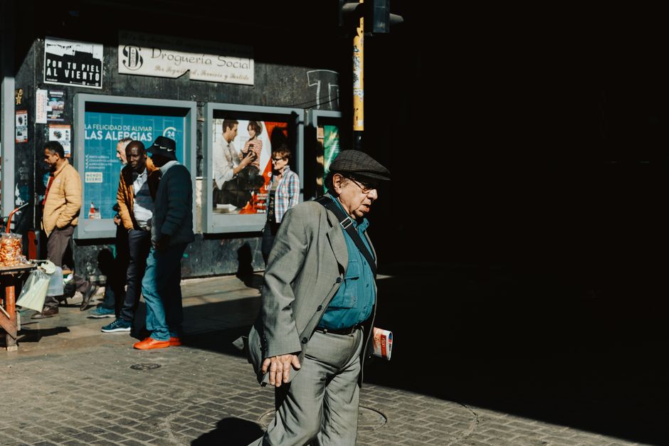 La escena callejera captura el bullicio diverso en Bogotá, Colombia, mostrando la vida local.