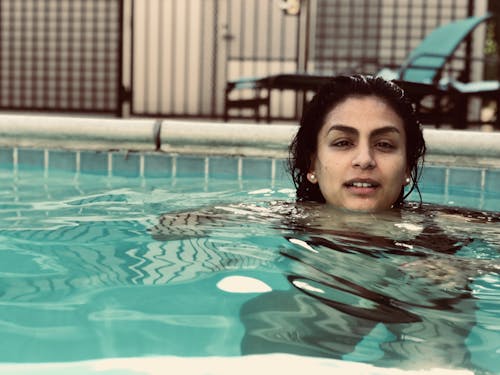 Mujer Empapada En Piscina