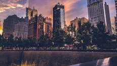 日落倒映在纽约市现代摩天大楼上，勾勒出令人惊叹的天际线