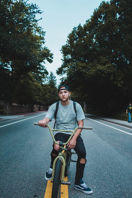 Foto Di Un Uomo Che Cavalca Una Bici Bmx