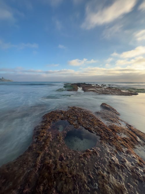 Foto d'estoc gratuïta de costa rocallosa, exposició prolongada, fons de pantalla d'Android