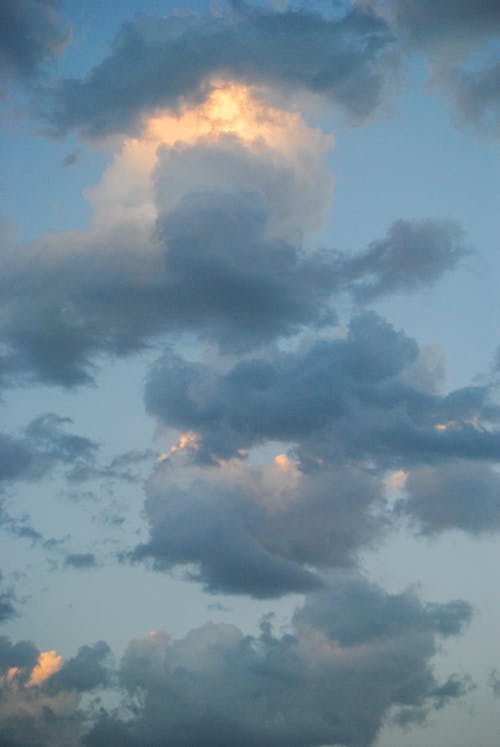 Бесплатное стоковое фото с вертикальный выстрел, голубой, кучевое облако