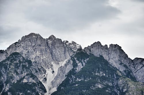 Landschaftsfotografie Des Berges Unter Grauem Himmel