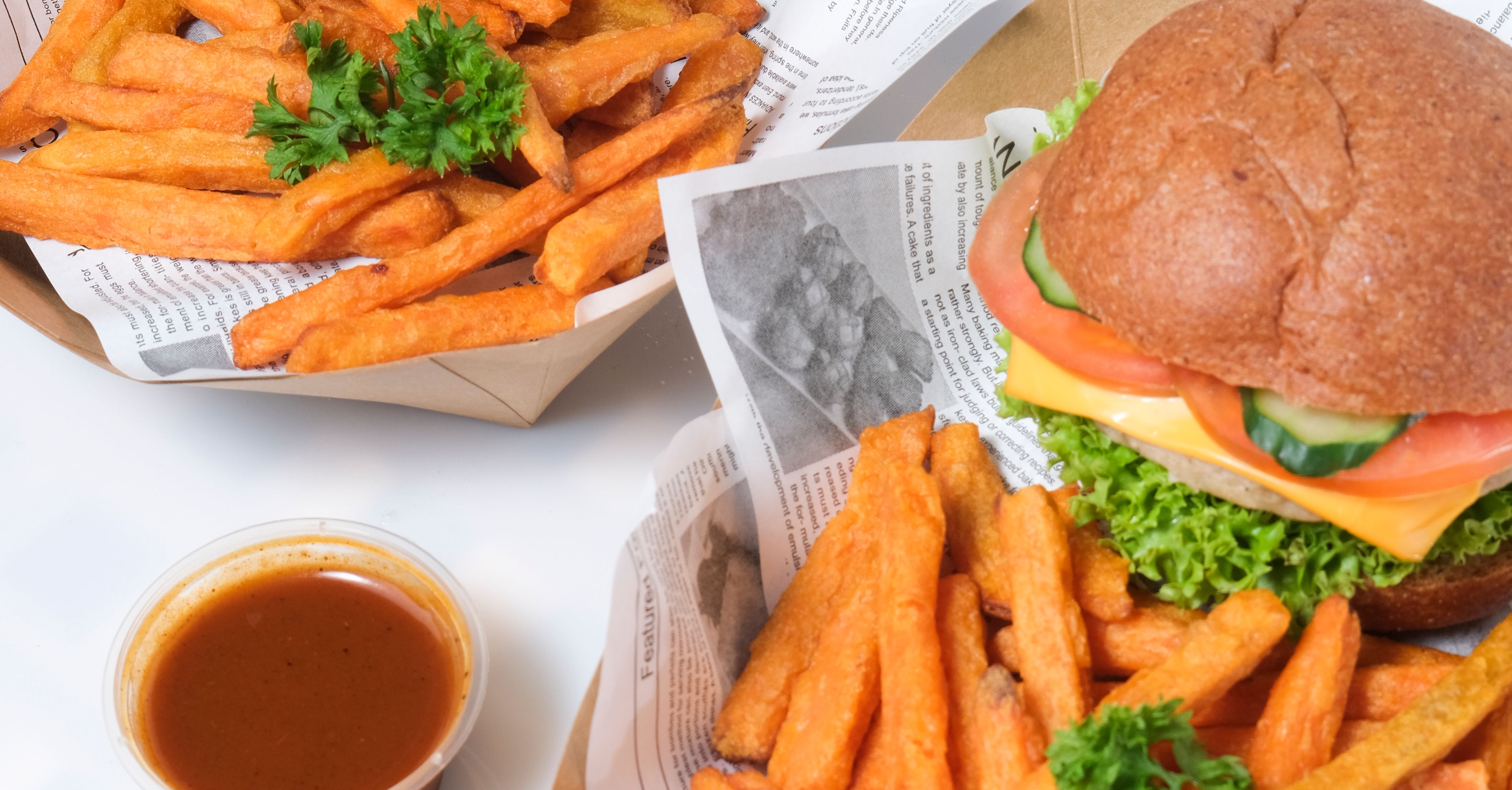 Burger z frytkami z batatów