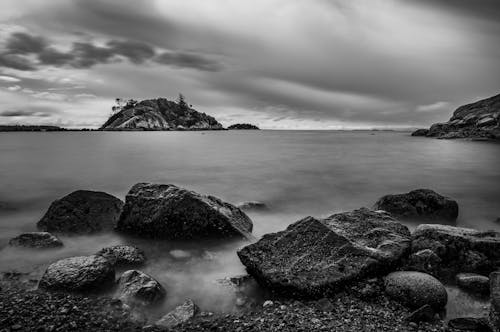 Foto d'estoc gratuïta de a la vora de l'oceà, blanc i negre, costa rocallosa