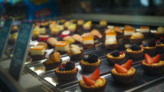 Tartelettes aux fruits rouges exposées dans la vitrine d'une pâtisserie artisanale