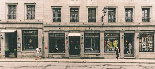 Les Gens Qui Marchent Sur La Rue En Face Du Bâtiment